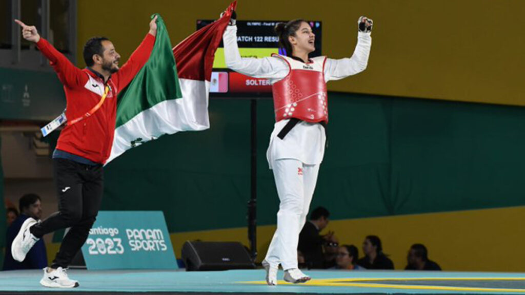 Leslie Soltero celebra su triunfo en la final de taekwondo. @femextkdoficial