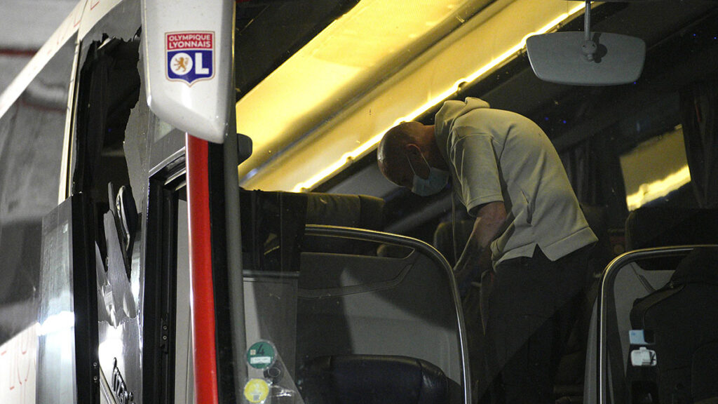 El autobús que trasladaba al Lyon fue atacado por seguidores del Marsella. AP