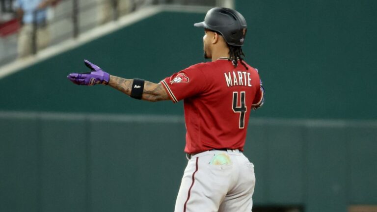 Ketel Marte sigue encendido e iguala la marca de 17 juegos de Playoffs conectando hit