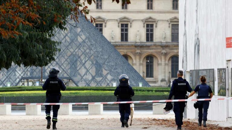 ¡Alerta en Francia! Desalojan el museo del Louvre tras recibir una amenaza