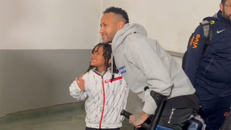 Neymar tiene un noble gesto con una pequeña aficionada pese a su lesión