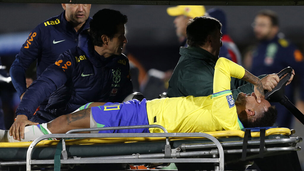 Neymar dejó entre lagrimas el campo. Reuters