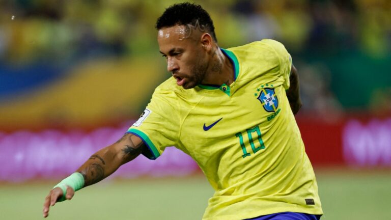 Neymar encara a aficionados brasileños al ser agredido tras el empate ante Venezuela
