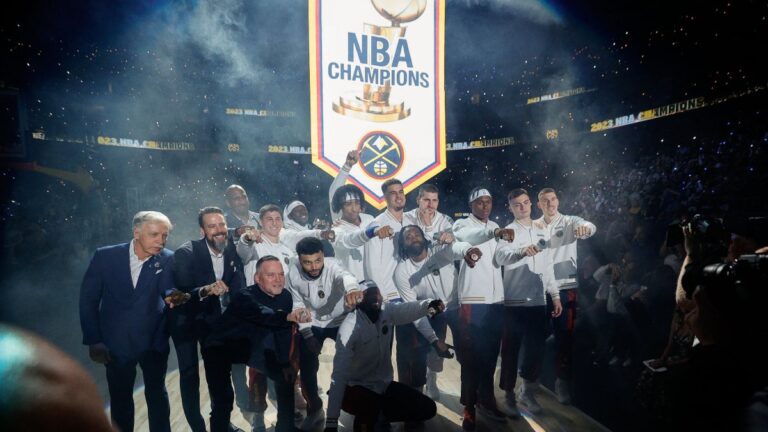 Los Nuggets revelan su banderín de campeones y presentan el trofeo a su afición en el partido inaugural ante los Lakers