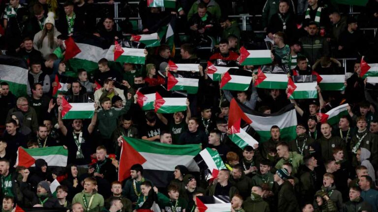 Aficionados del Celtic desafían el mandato del club y llevan banderas de Palestina durante el partido ante el Atlético de Madrid