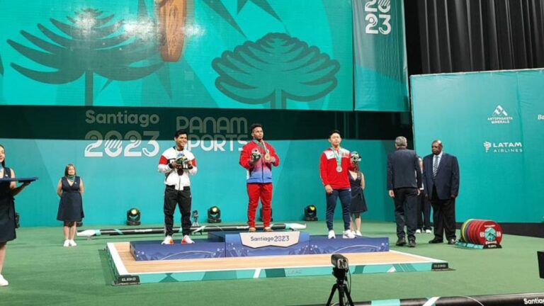 Víctor Guemez se cuelga la medalla de plata en levantamiento de pesas