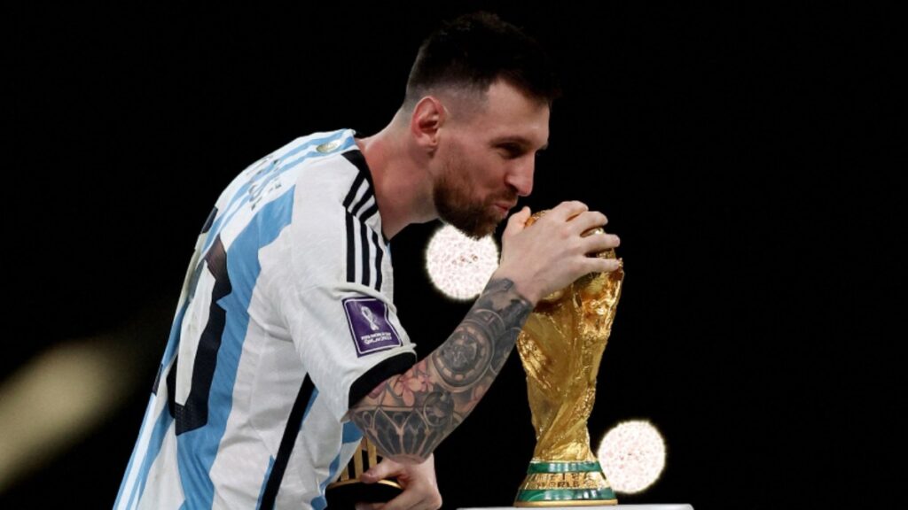 Messi besa el trofeo del Mundial. - Reuters.