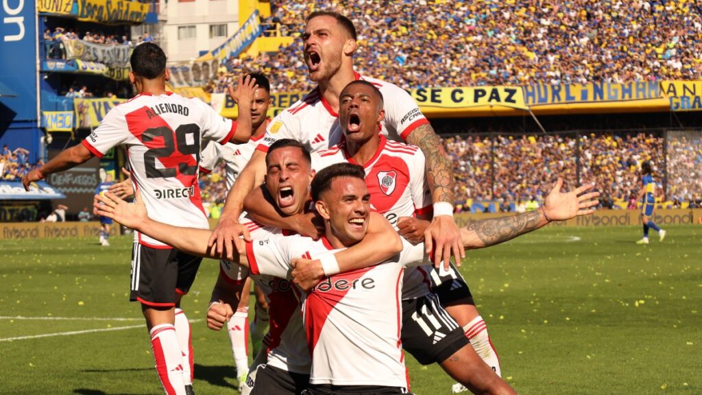 Jugadores de River Plate celebran un gol. - Reuters.