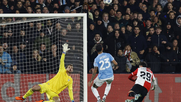 ¡POLÉMICA, anulan gol de Santi Giménez por fuera de lugar en su debut en Champions League!