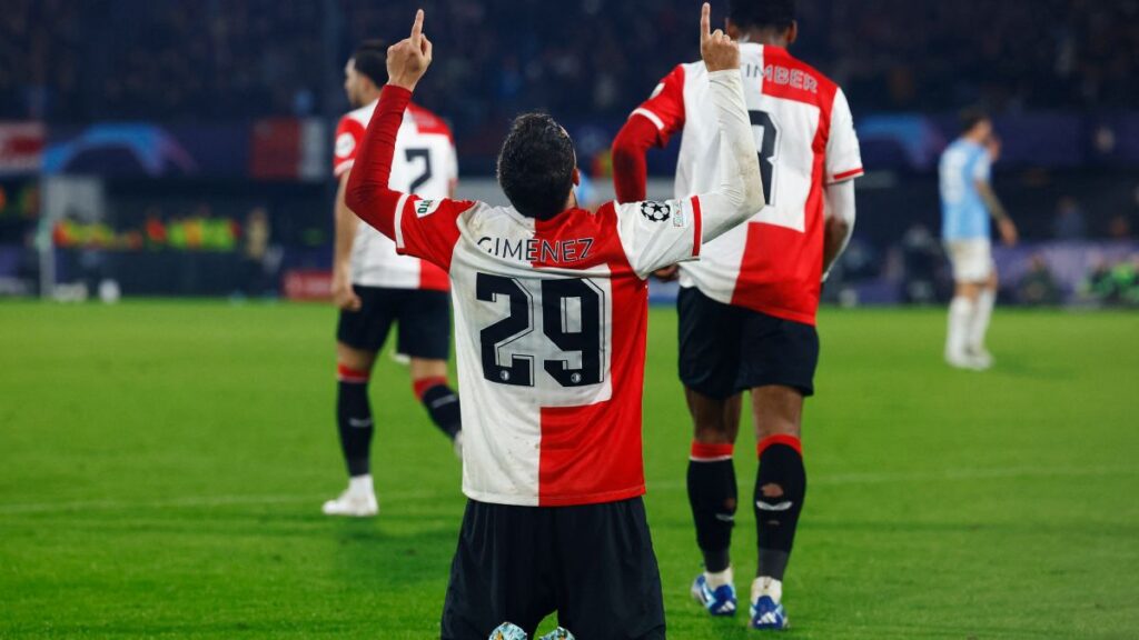 Santi Giménez se luce con doblete en su debut en Champions League y le da la victoria al Feyenoord sobre Lazio