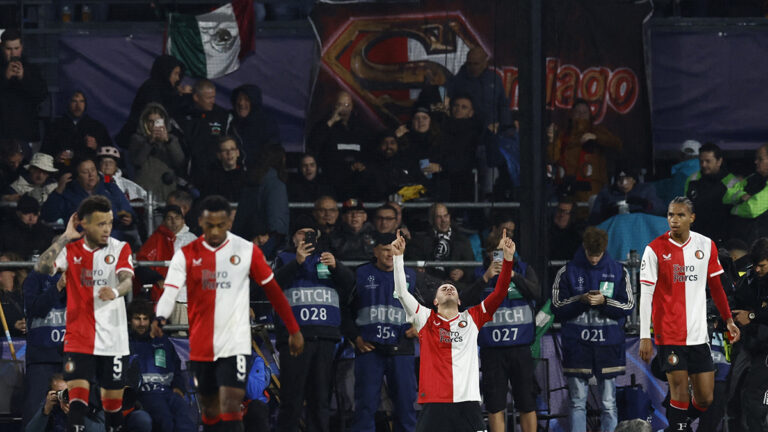 ¡Debut soñado! Santi Giménez marca doblete en su debut en la Champions League