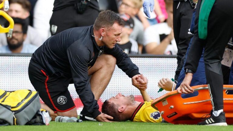 Escalofriantes imágenes: Así fue la terrible lesión de Chris Basham del Sheffield United ante Fulham