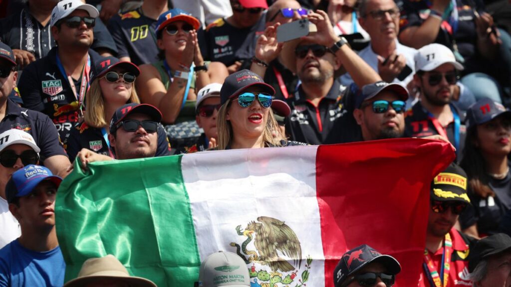 Suena el Himno Nacional Mexicano en el Autódromo Hermanos Rodríguez previo al GP de México