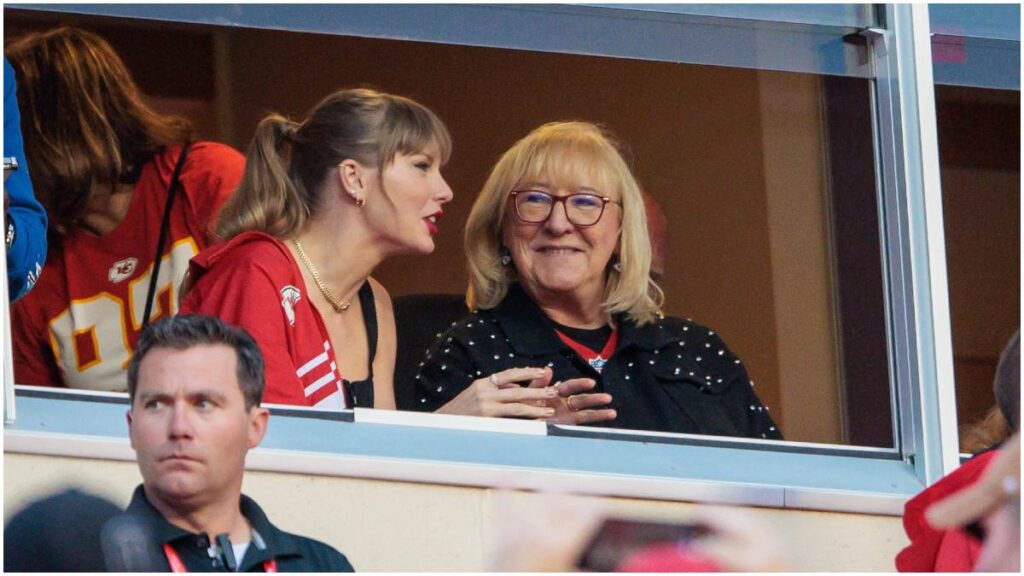 Taylor Swift con la mamá de Travis Kelce | Reuters; Purnell-USA TODAY Sports