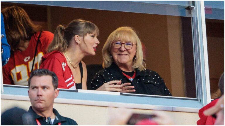 Taylor Swift vuelve a causar sensación al aparecer en el partido de los Chiefs con la mamá de Travis Kelce
