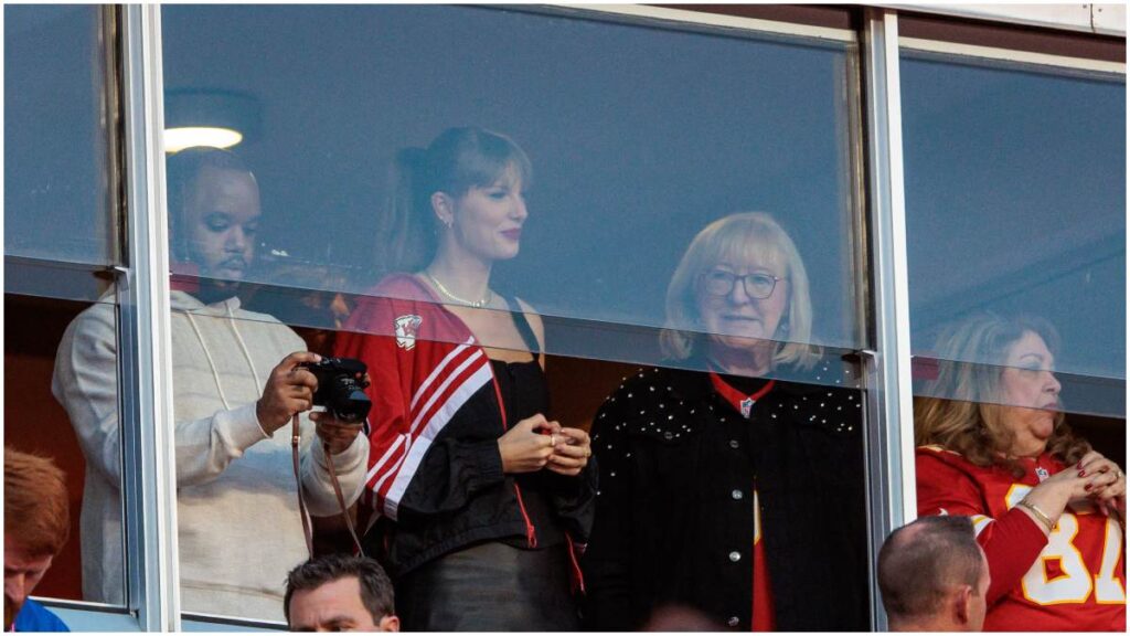 Taylor Swift y la mamá de Travis Kelce | Reuters; Purnell-USA TODAY Sports