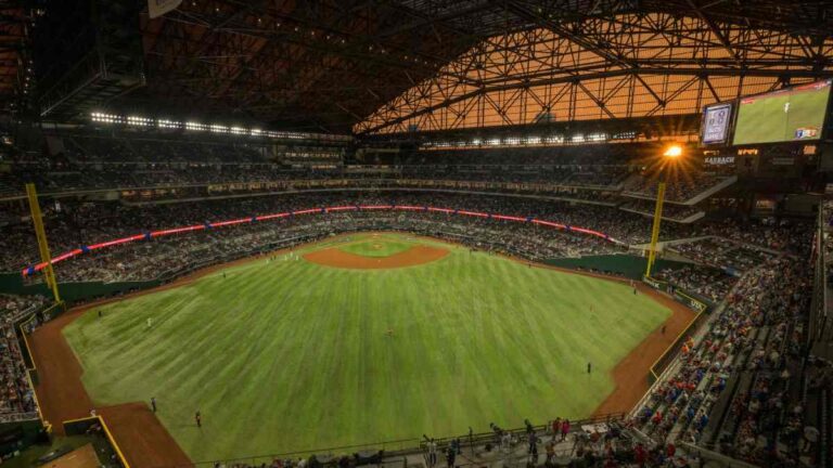 Rangers sacude el avispero: techo abierto en su estadio por primera vez desde mayo para el Juego 4 contra los Astros