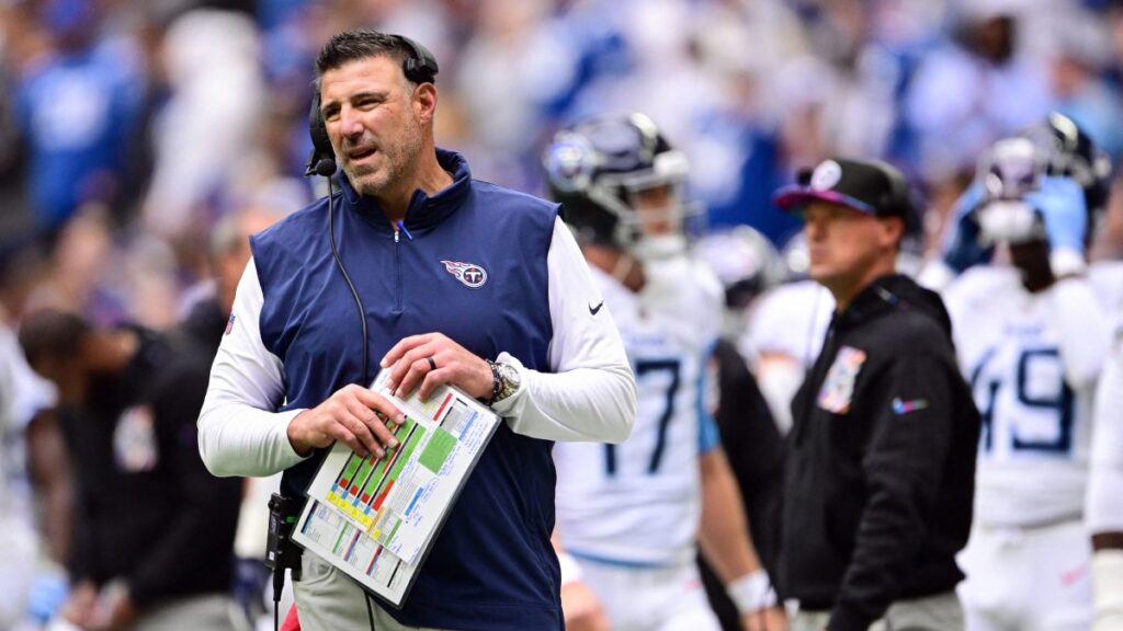 Mike Vrabel, coach de los Titans, jugaría con los dos mariscales suplentes tras la lesión de Ryan Tannehill