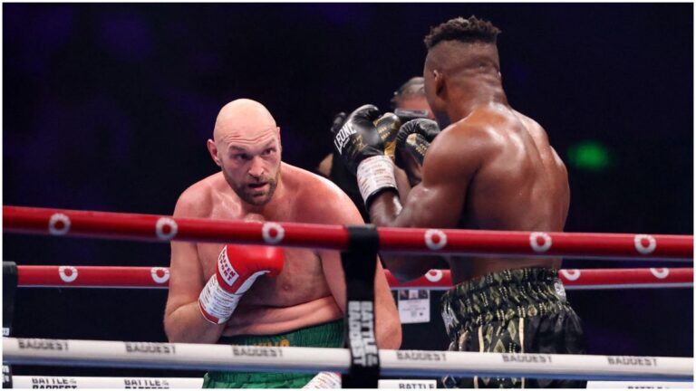 Tyson Fury cree que Ngannou debería agradecerle pese a su victoria polémica: “Necesita arrodillarse y besarme los pies”