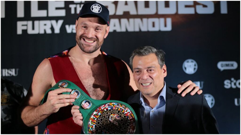 Tyson Fury junto a Mauricio Sulaimán | Reuters: Yosri