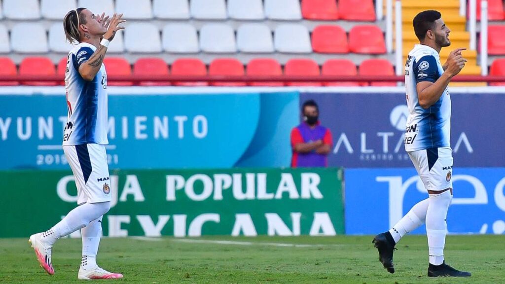 Alexis Vega y Chicote Calderón no jugarán ante Puebla pues no fueron considerados por Veljko Paunovic para este encuentro.