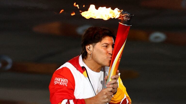 Iván Zamorano forma parte de los relevos para encender el pebetero en los Juegos Panamericanos