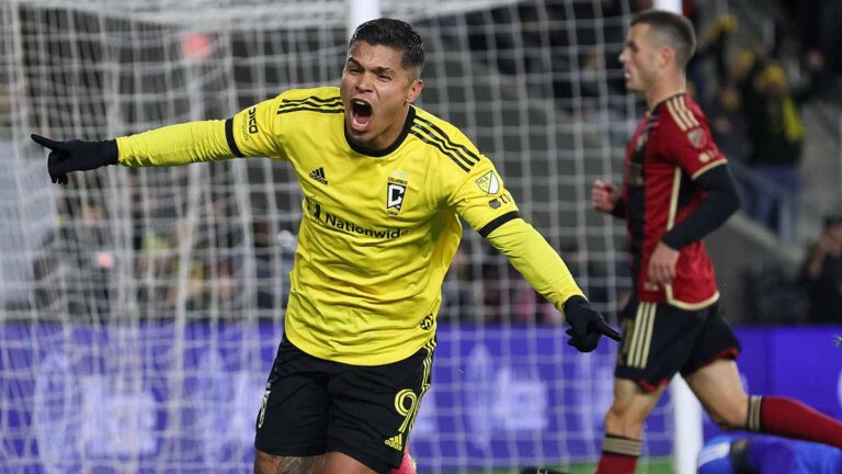 Doblete del Cucho Hernández acerca al Columbus Crew a las semifinales de la MLS