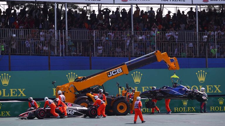 Caótico arranque del GP de Brasil: Charles Leclerc se estrella en la vuelta de formación, Albon y Magnussen chocan en la alargada