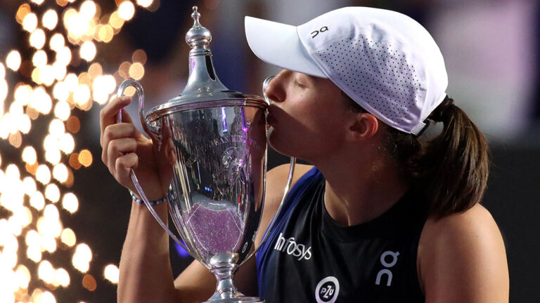 Iga Swiatek recupera el número uno del ránking mundial tras conquistar las WTA Finals en Cancún