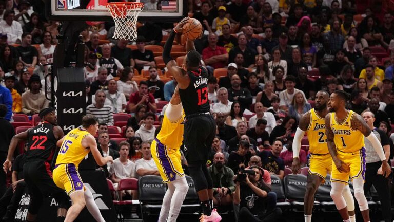 Adebayo logra un triple doble y el Heat frena a LeBron James y Lakers