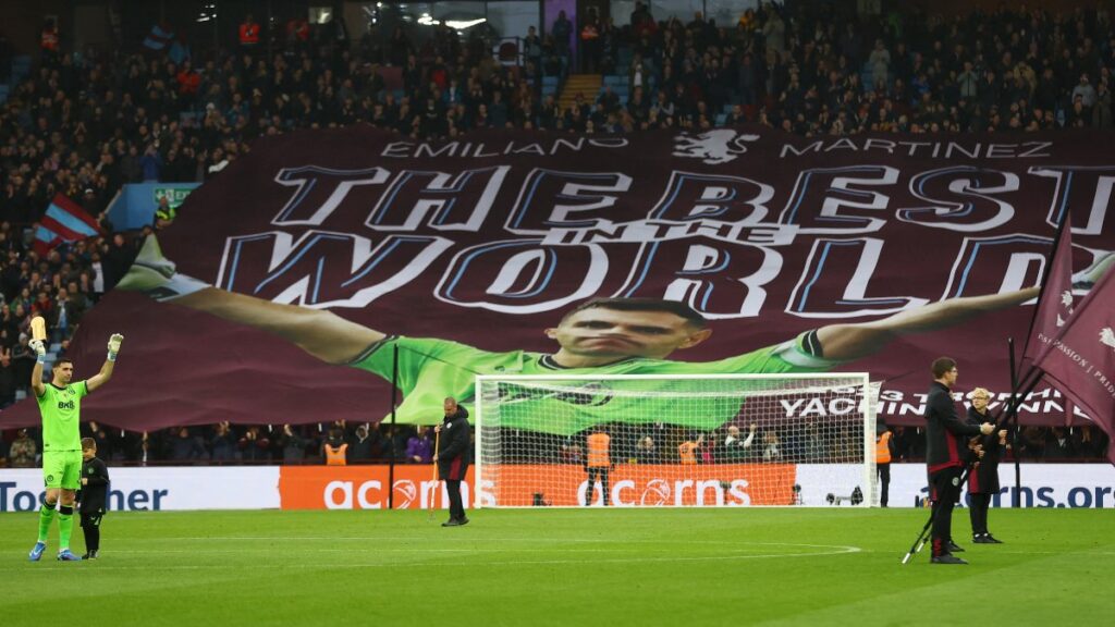 Dibu Martínez fue homenajeado por el Aston Villa | Foto: Reuters