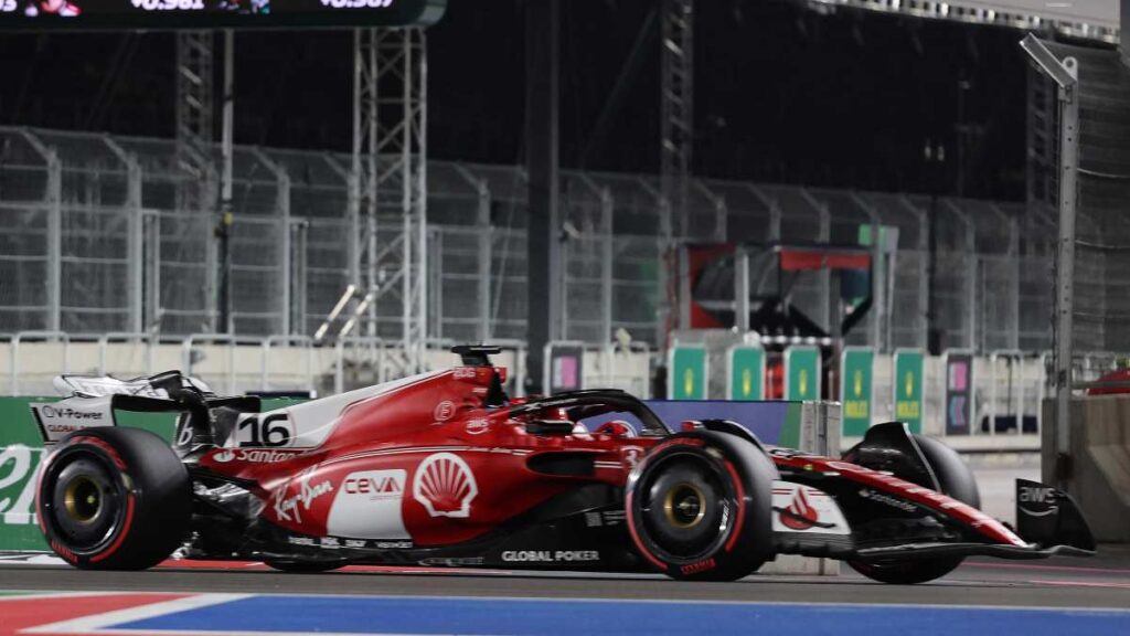 Charles Leclerc se lleva la victoria en unas muy cambiantes Libres 2 del GP de Las Vegas; Checo Pérez se queda en cuarto sitio
