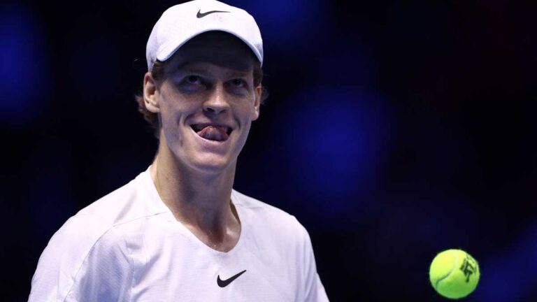 Jannik Sinner sorprende al imponerse a Daniil Medvedev y acceder a la final de la ATP