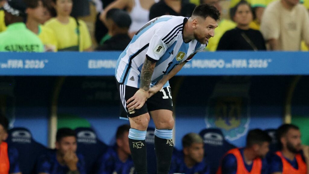 Leo Messi no pudo completar el Brasil vs Argentina | Foto: Reuters