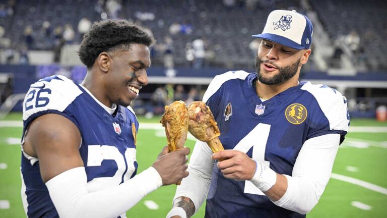 Cowboys anotan y lo festejan comiendo piernas de pavo en pleno juego de Thanksgiving