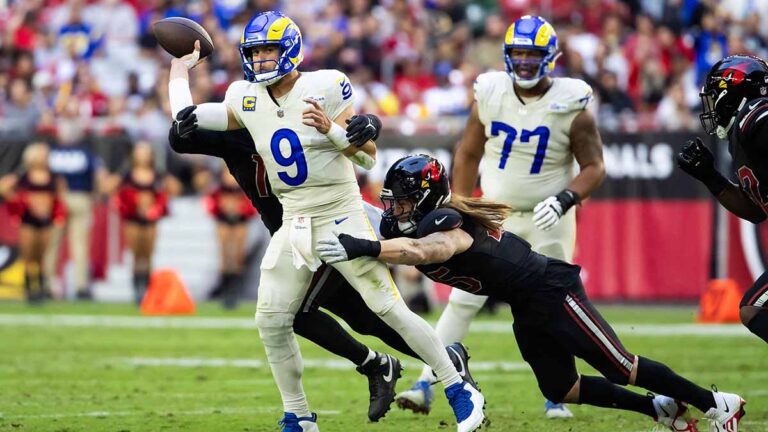 Matthew Stafford logra cuatro pases de touchdown y los Rams arrollan a los Cardinals