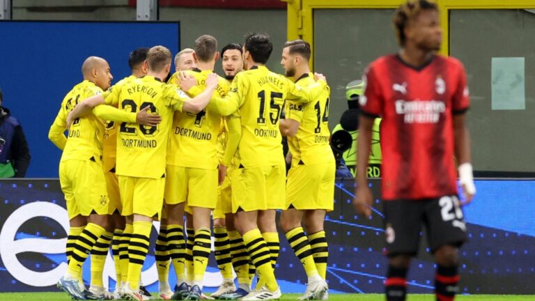 Borussia Dortmund hunde al Milan en San Siro y clasifica a octavos de Champions
