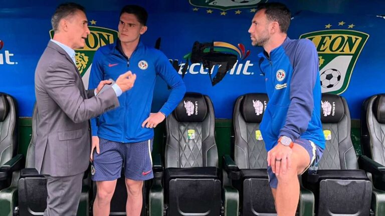 ¡Reunión azulcrema! Adolfo Ríos conversa con Israel Reyes y Miguel Layún en la cancha del Estadio León