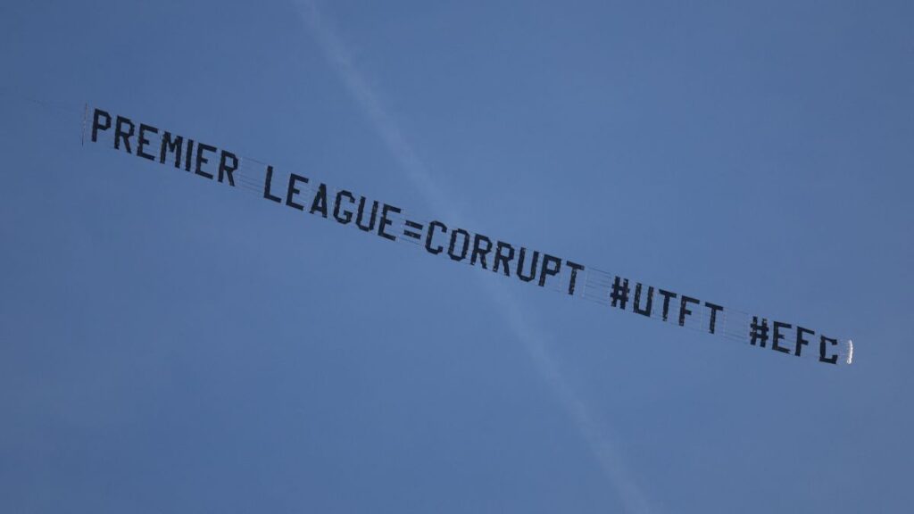 Afiiconados del Everton despliegan avioneta con mensaje de "Premier League=Corrupta" sobre el estadio del Manchester City