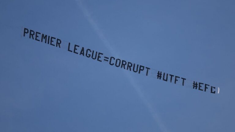 Aficionados del Everton despliegan avioneta con mensaje de “Premier League=Corrupta” sobre el estadio del Manchester City