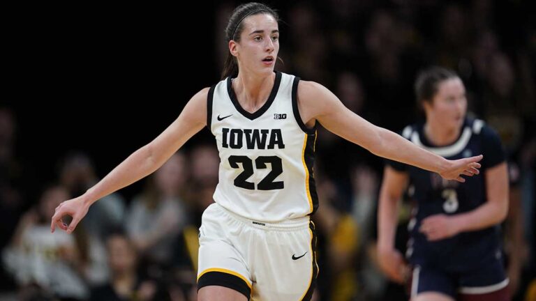 Caitlin Clark y Iowa inician con paliza la temporada del baloncesto colegial de la NCAA