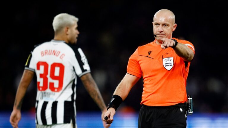 La UEFA castiga al árbitro del VAR por el polémico penal a favor del PSG ante el Newcastle