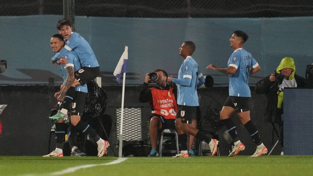 Jugadores de Uruguay celebran un gol. - AP.