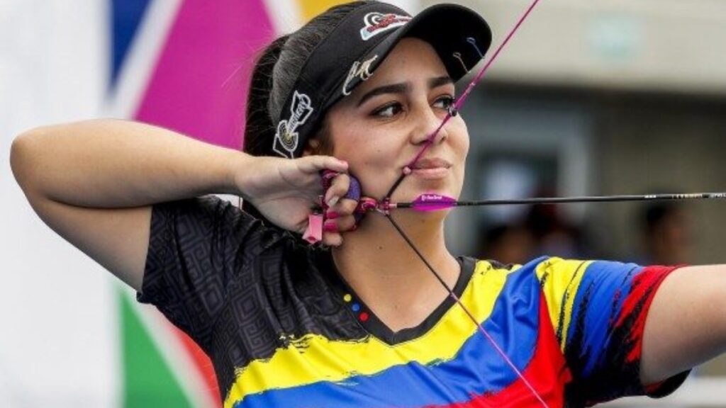Sara López en tiro con arco compuesto.