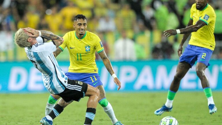 Brasil y Argentina igualan en un accidentado primer tiempo