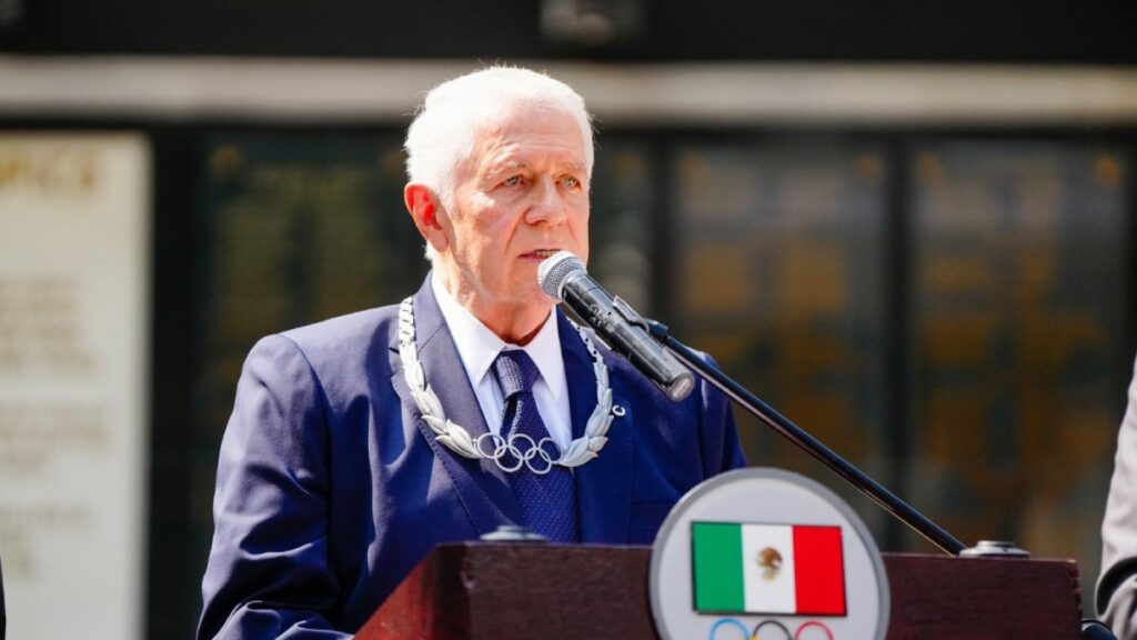 El exdirigente del Comité Olímpico Mexicano recibió la condecoración por su aporte al deporte olímpico | @COM_Mexico