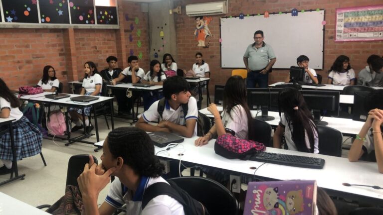 Más de 12 mil estudiantes de Barrancabermeja se estánbeneficiando de “Escuelas Conectadas” con Internetgratuito en sus Instituciones Educativas