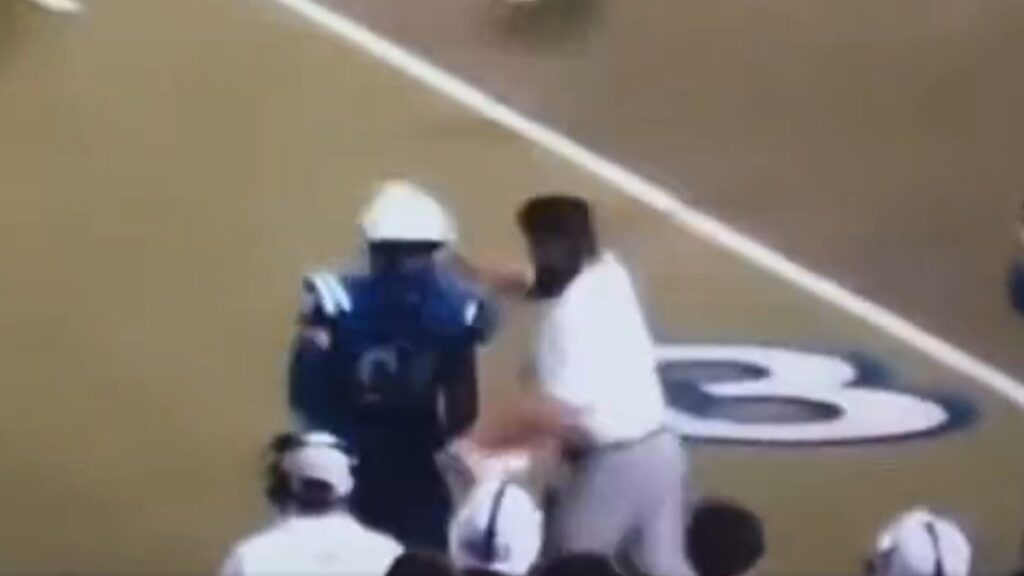 ¡Reprochable! Coach de fútbol americano pierde la paciencia y le da un puñetazo a su jugador