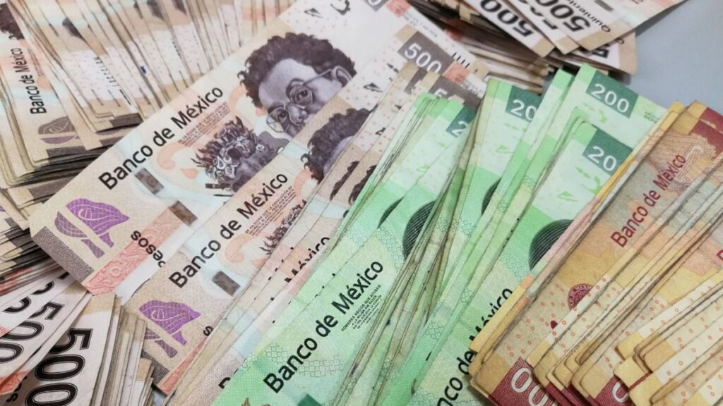 Dinero mexicano para el aguinaldo en México