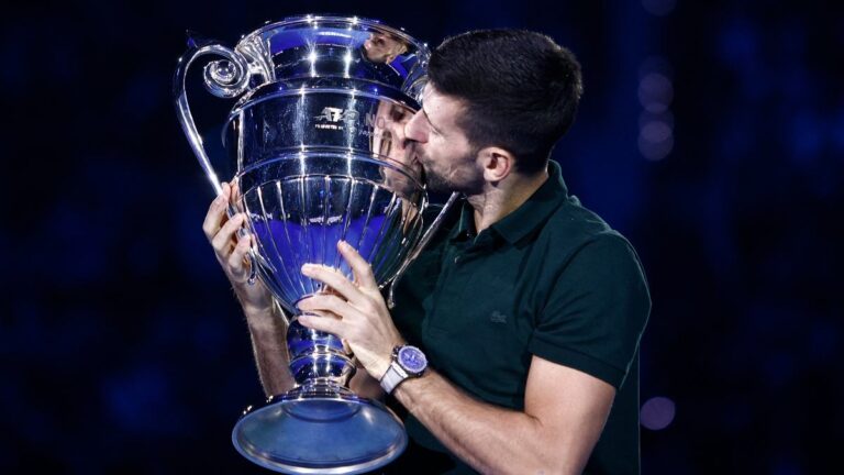 Las palabras de Novak Djokovic junto a su octavo trofeo de número uno del mundo: “Levantar este trofeo ha sido una gran motivación”